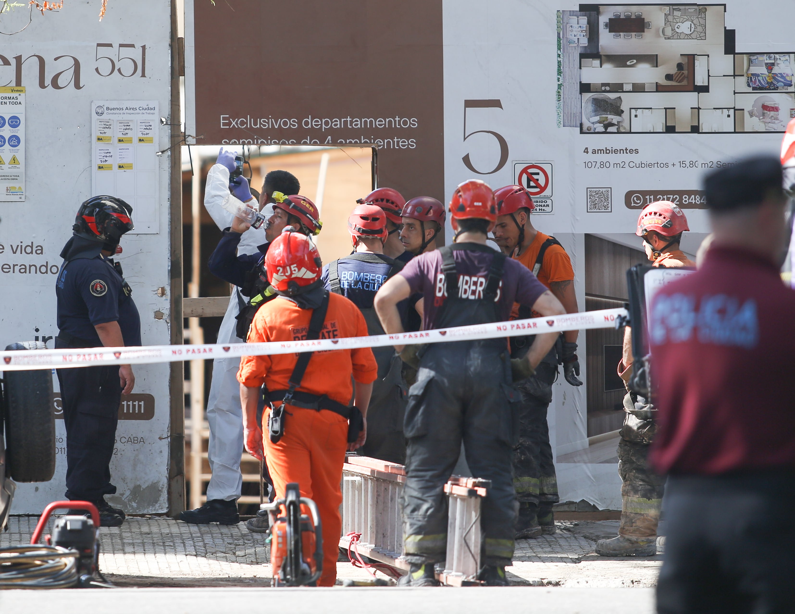 Dos personas murieron hoy como consecuencia de un derrumbe que se produjo en una obra en construcción, que afectó una vivienda contigua, en el barrio porteño de Caballito. Foto NA: Mariano Sánchez