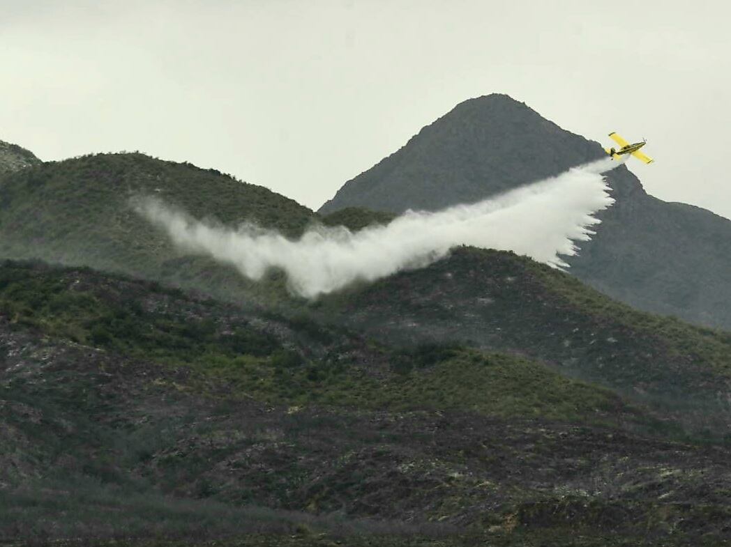 Trabajo de bomberos, brigadistas y policías para controlar los incendios en el piedemonte mendocino a fines de octubre. (Orlando Pelichotti / Los Andes)