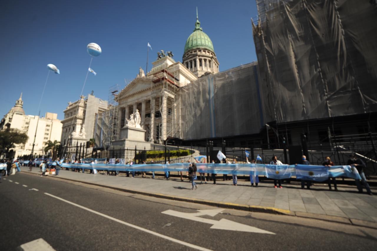 Al mediodía hubo un banderazo frente al Congreso contra la reforma judicial. 