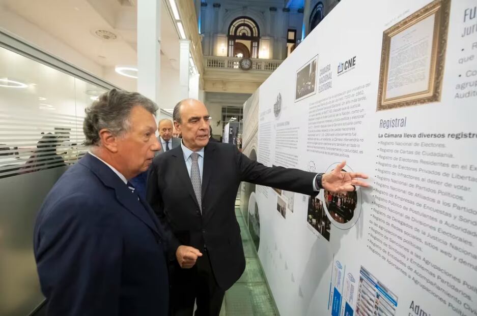 El ministro Guillermo Francos con el presidente de la CNE, Alberto Dalla Via, este miércoles en un acto en el Tribunal Electoral. Foto: Infobae