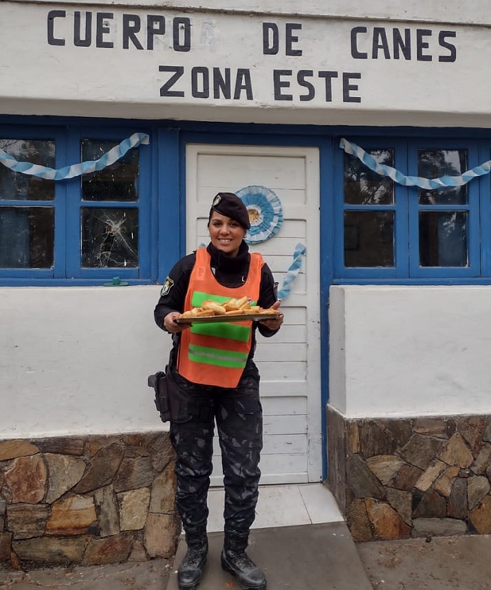 Patriotas y solidarios: policías de Canes del Este repartieron escarapelas y sopaipillas. | Foto: Ministerio de Seguridad y Justicia