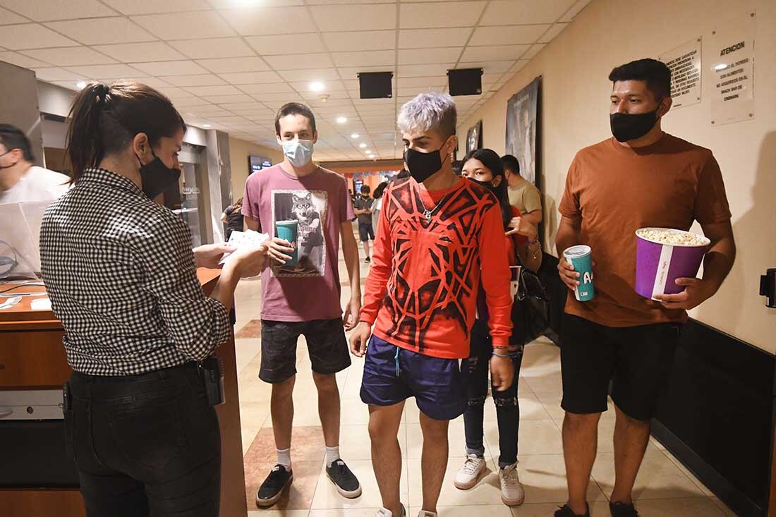 Los fans en el cine Cinemark  Mendoza para ver la película Spider- Man , sin camino a casa.