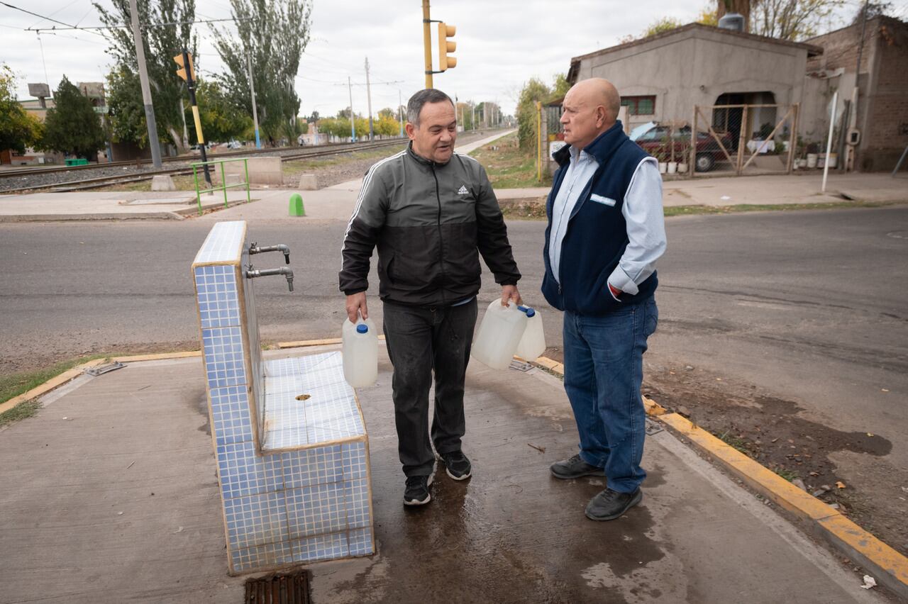 En la estación 9 de Julio del Metrotranvía, situada en el límite entre Maipú y Godoy Cruz, se encuentra un surtidor que provee agua. | Foto: Ignacio Blanco / Los Andes 