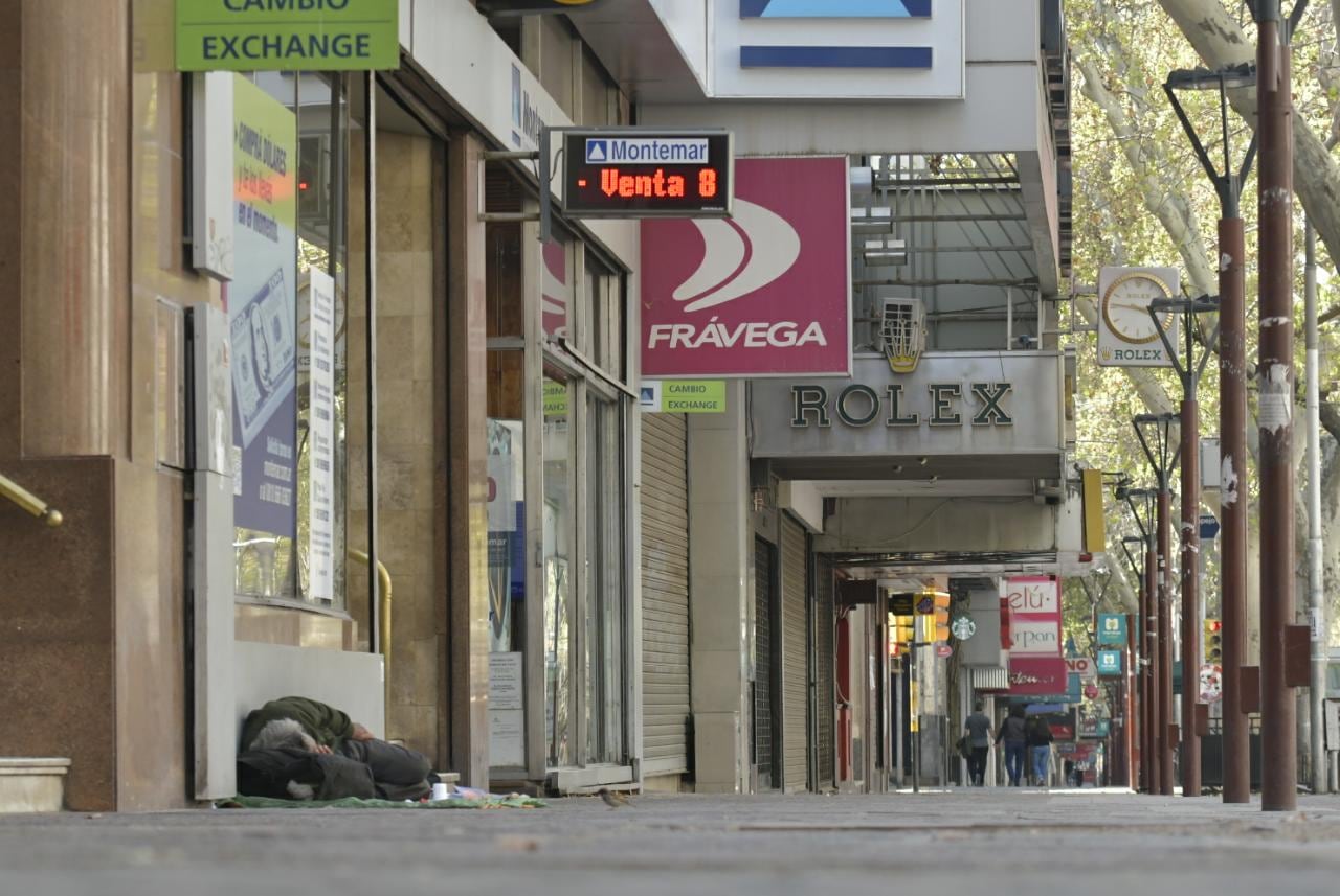 Muy poca circulación en las calles céntricas - Orlando Pelichotti / Los Andes