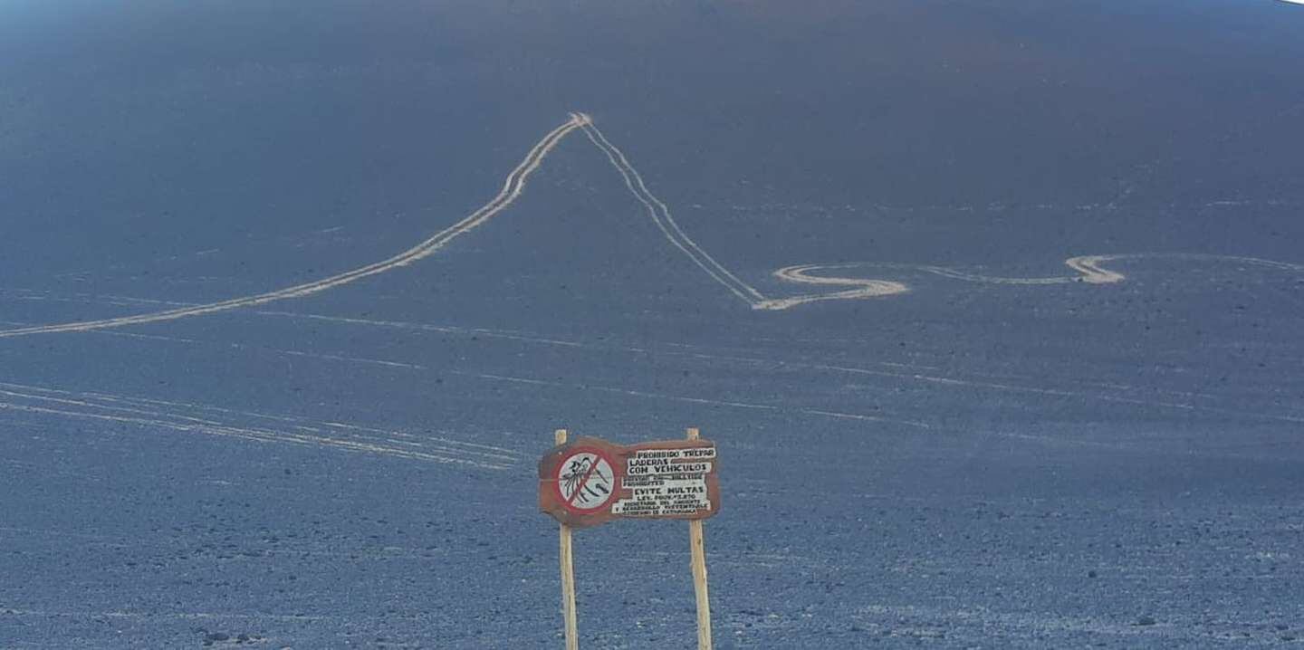 Las huellas que dejaron los turistas en la ladera del volcán Blanco.