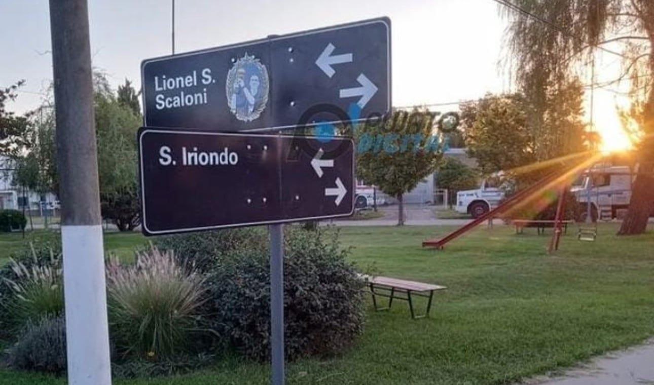 El cartel de la calle que lleva el nombre de Scaloni (Punto Digital)