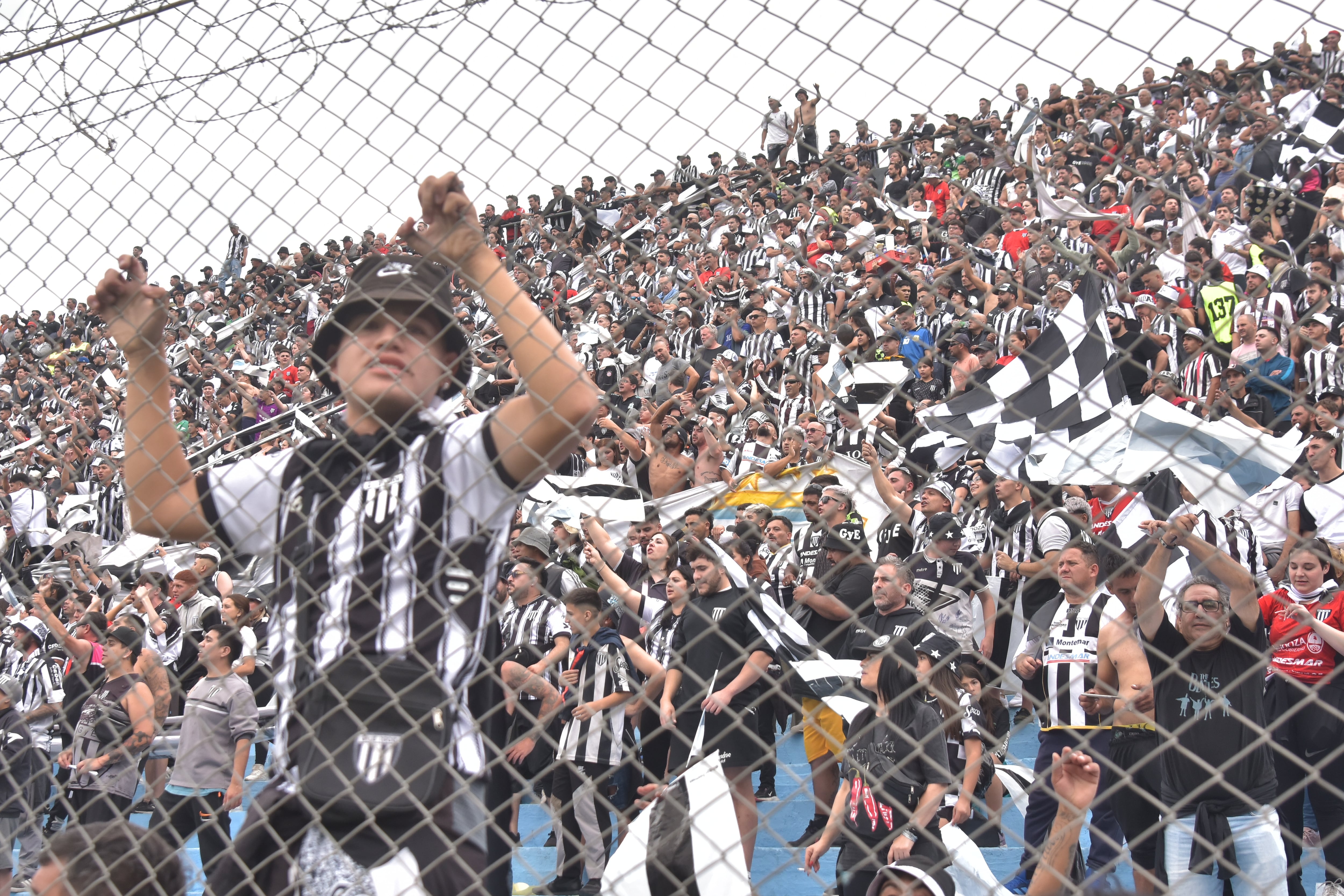 San Martín de San Juan y Gimnasia de Mendoza se enfrentan en el estadio de Belgrano por la final de Reducido de la Primera Nacional. (Ramiro Pereyra / La Voz)