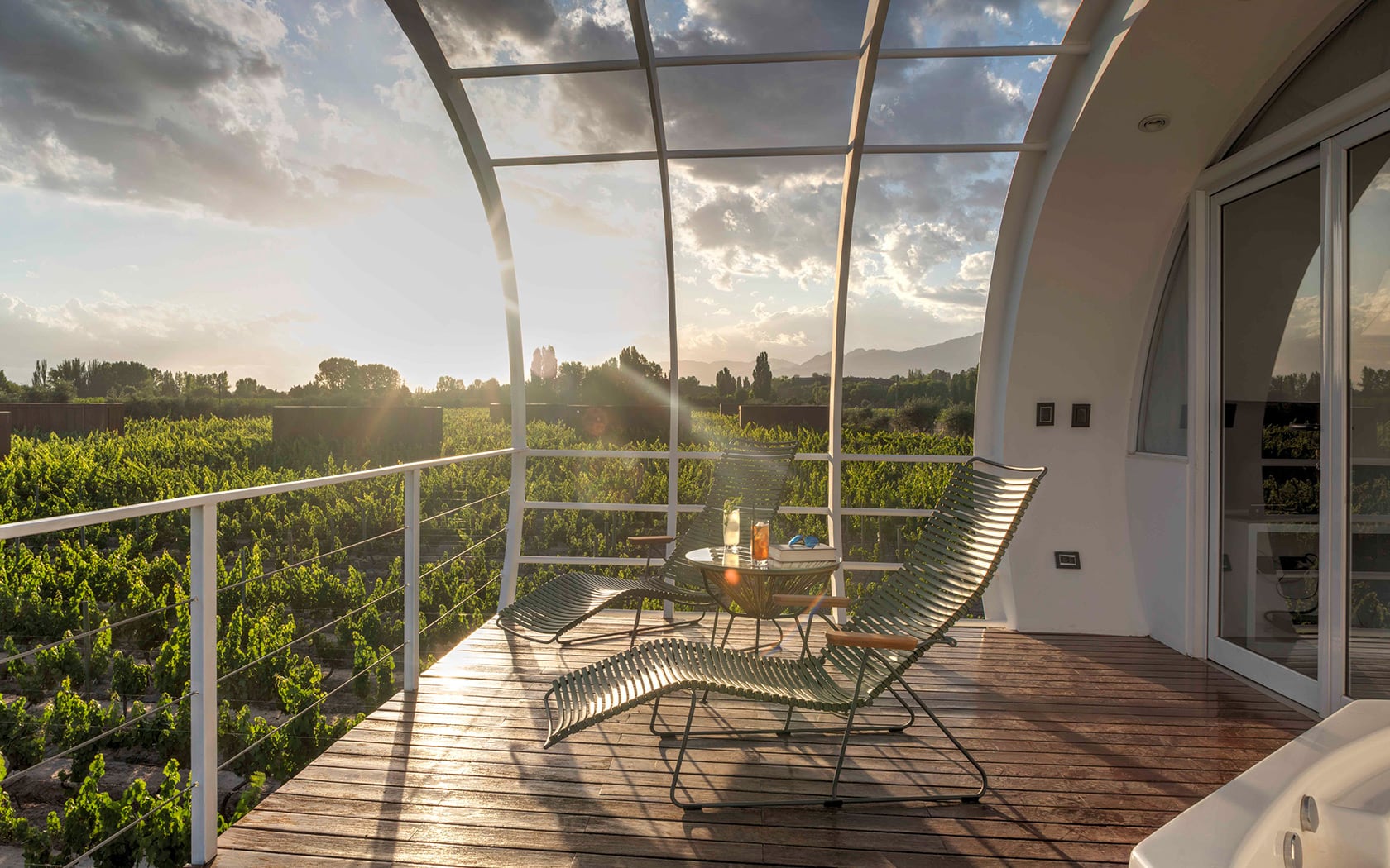 Situado al pie de la montaña mendocina, el hotel cuenta con 8 hectáreas con vistas a viñedos de Malbec y la Cordillera de los Andes. Foto: Gentileza