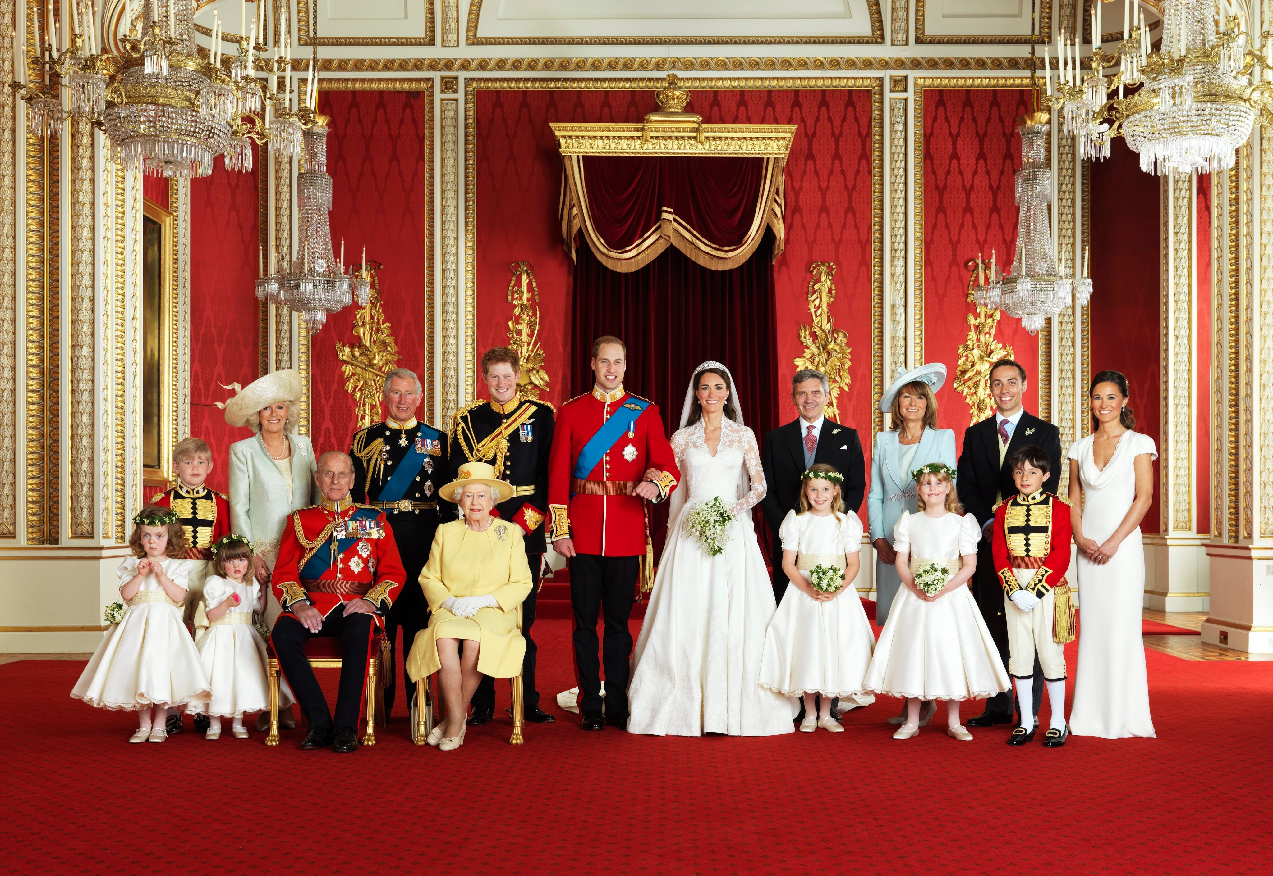 30/4/2011. Foto de la familia real luego del casamiento del Príncipe William con Kate Middleton.  De izda a dcha en la primera fila, Grace van Cutsem (ahijado del príncipe Guillermo), Eliza Lopes (prima hermana del príncipe Guillermo), el principe Felipe de Edimburgo, la reina Isabel II, Margarita Armstrong-Jones (prima segunda del príncipe Guillermo), Lady Louise Windsor (prima hermana del príncipe Guillermo) y William Lowther-Pinkerton (hijo de la secretaria privada del príncipe Guillermo de Inglaterra). De izda a dcha en la segunda fila, Tom Pettifer (ahijado del príncipe Guillermo), la duquesa de Cornualles, el príncipe de Gales, el príncipe Enrique, el príncipe Guillermo, Catalina, Michael Middleton, Carole Middleton, J LONDRES INGLATERRA kate middleton principe guillermo reina isabel segunda casamiento boda principe de inglaterra boda real de los Duques de Cambridge foto grupal con la familia real