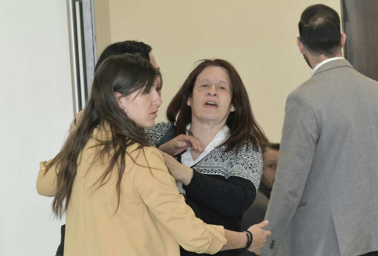 Las víctimas y familiares que seguían el juicio en una de las salas están desoladas, hay llanto y descompensaciones en el lugar. Orlando Pelichotti / Los Andes