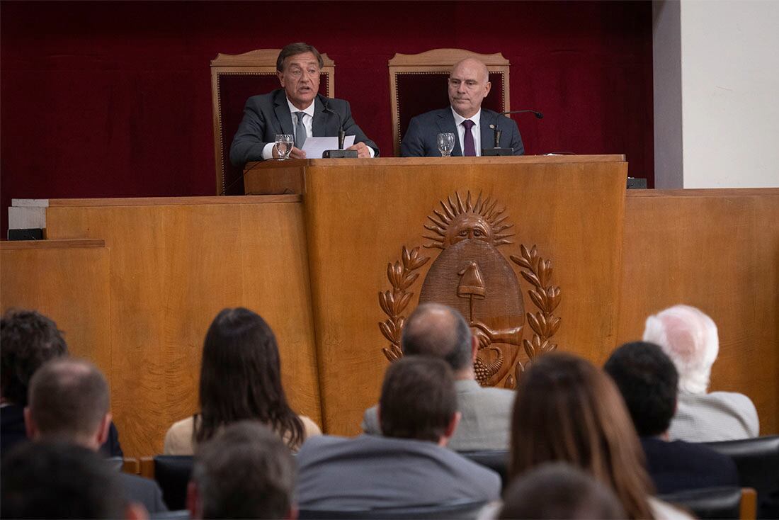 Durante el mediodía de este viernes, el gobernador Rodolfo Suárez estuvo presente en el acto de apertura del Año Judicial, en el que ofreció un discurso al igual que Dalmiro Garay, presidente de la Suprema Corte de Mendoza. Fue en el salón de actos de Tribunales provinciales.

Foto: Ignacio Blanco / Los Andes  