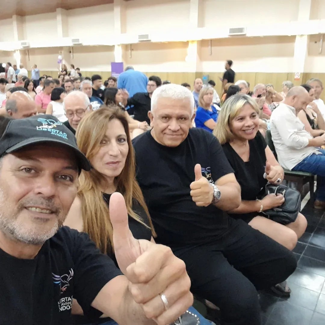 Orlando Videla (tercero de izquierda a derecha), congresal de LLA en la Ciudad de Mendoza. Foto: IG @lla.mza.capital