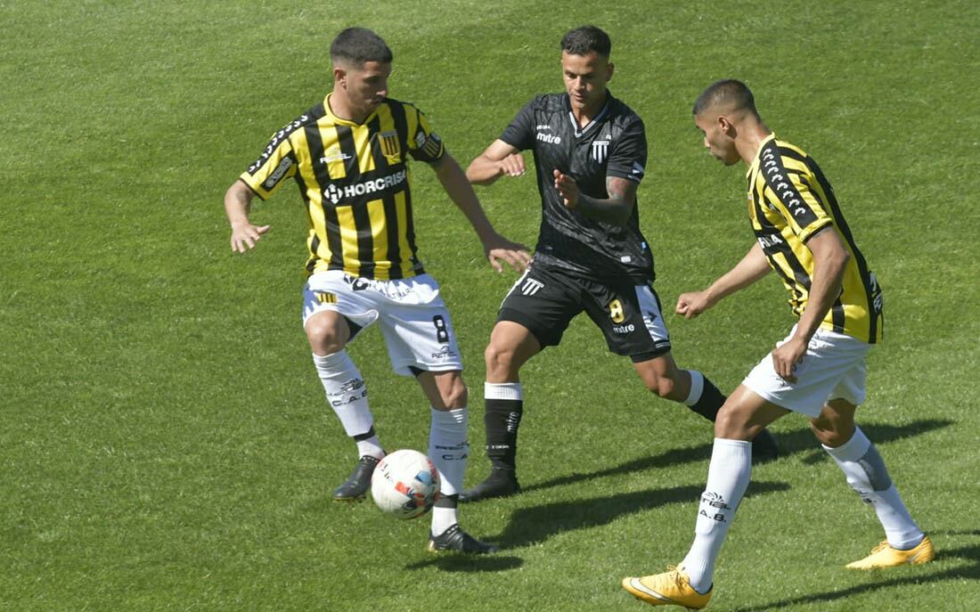 Gimnasia vs. Almirante Brown. Foto Orlando Pelichotti