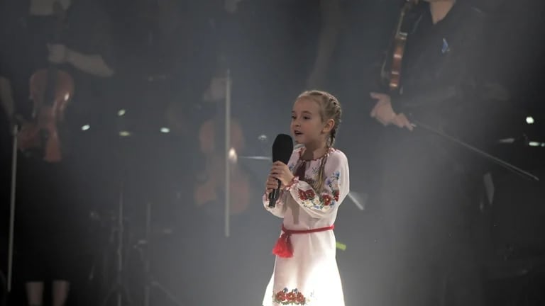 Ante miles de personas, Amelia Anisovych cantó el himno de Ucrania.