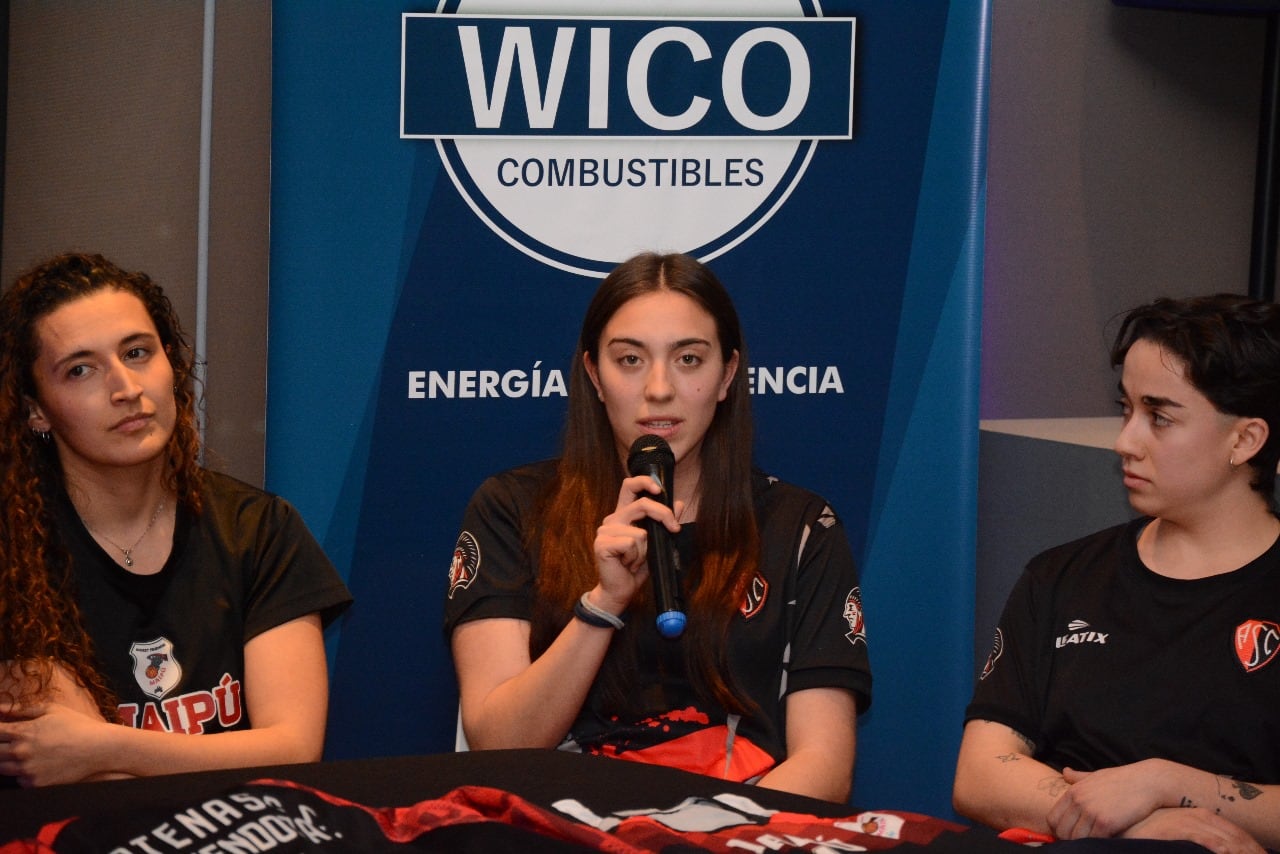 Jugadoras de la Municipalidad de Maipú y de Atenas Sport Club, presentes en el Premium Tower Suites. / Gentileza: Andrés Arequipa.