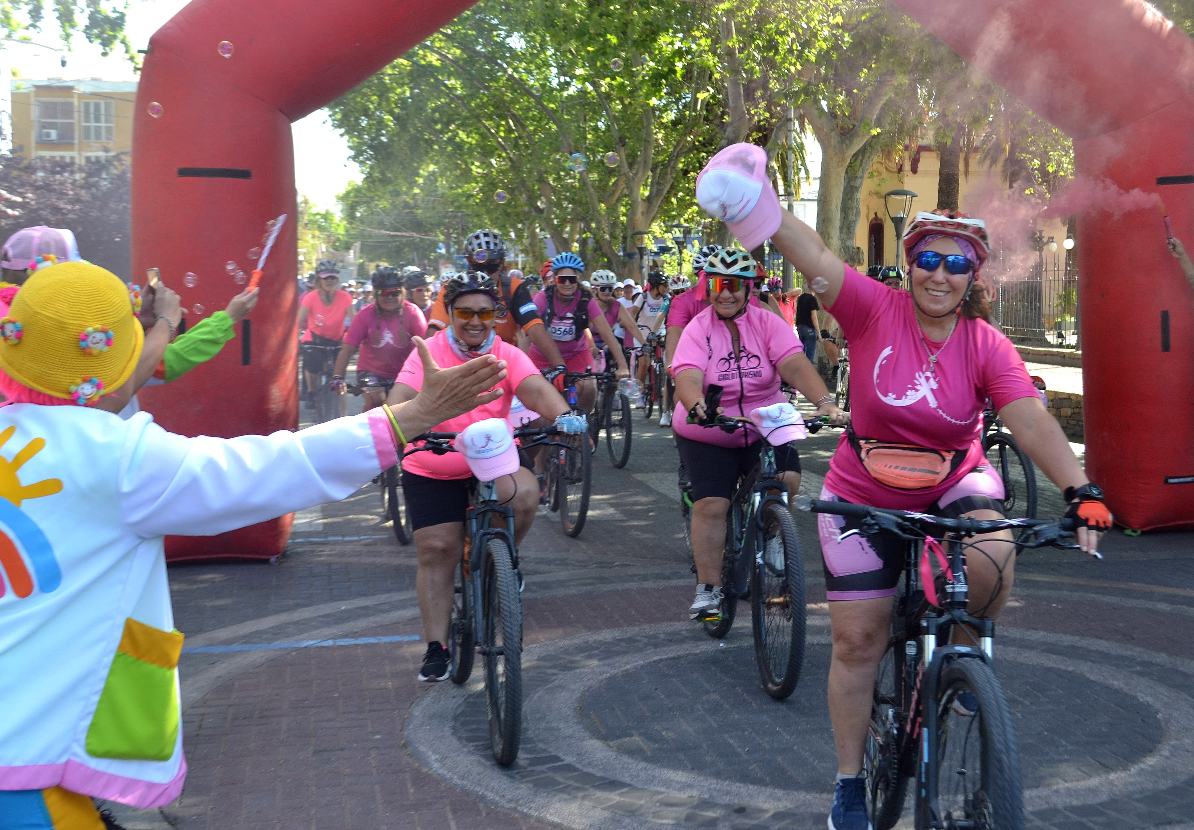 Maipú: la “Caminata Rosa” convocó a mujeres de todo el departamento