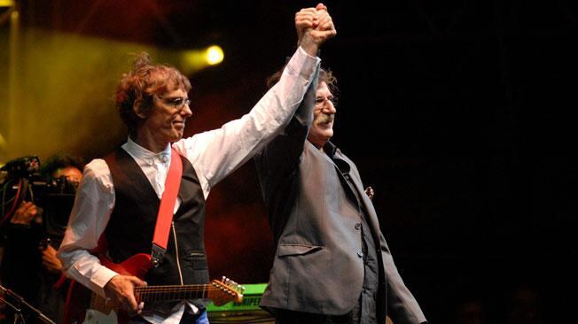 Luis Alberto Spinetta y Charly García, ídolos populares y grandes amigos. Planearon grabar un disco que nunca se concretó, pero dejaron una joya: "Rezo por vos". 