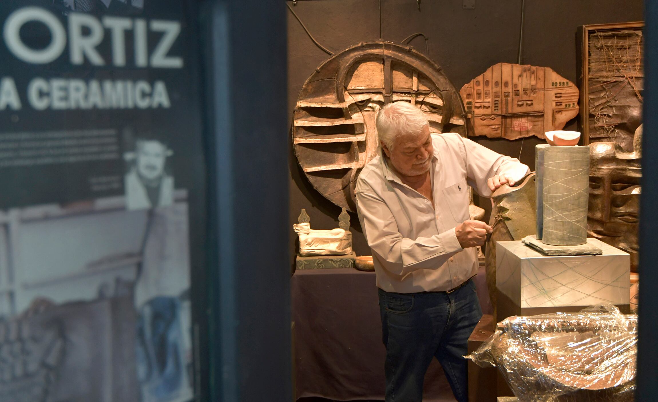 El silencio en el taller de Elio Ortiz es interrumpido por la lluvia. Momentos mágicos no dice. Foto: Orlando Pelichotti
