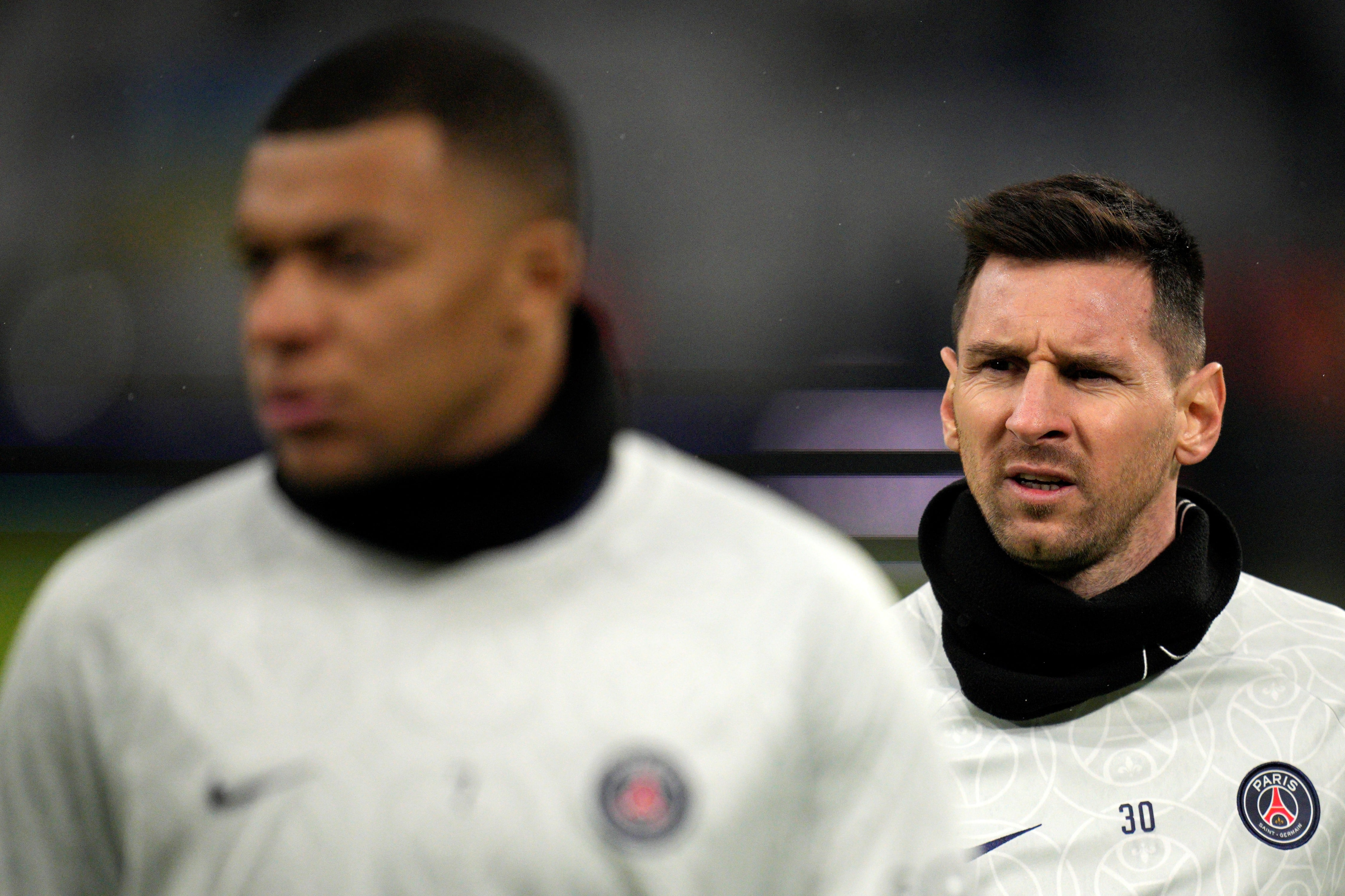 Lionel Messi detrás de Mbappé en la previa del partido del PSG con Marsella. (AP)