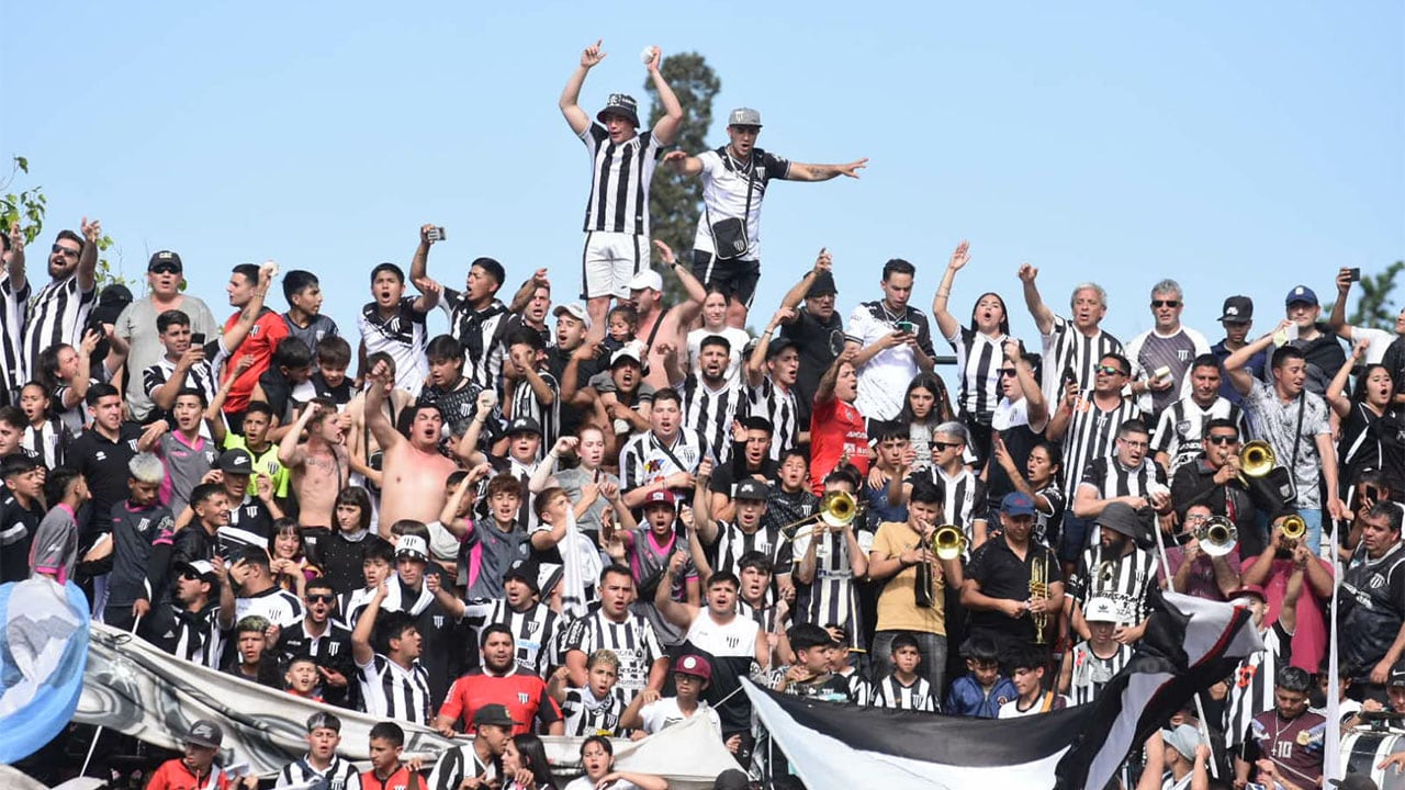 Superclásico del fútbol Mendoza. En el Víctor Legotaglie, Gimnasia y Esgrima e Independiente Rivadavia juegan un cruce histórico en la Primera Nacional. / Mariana Villa (Los Andes). 