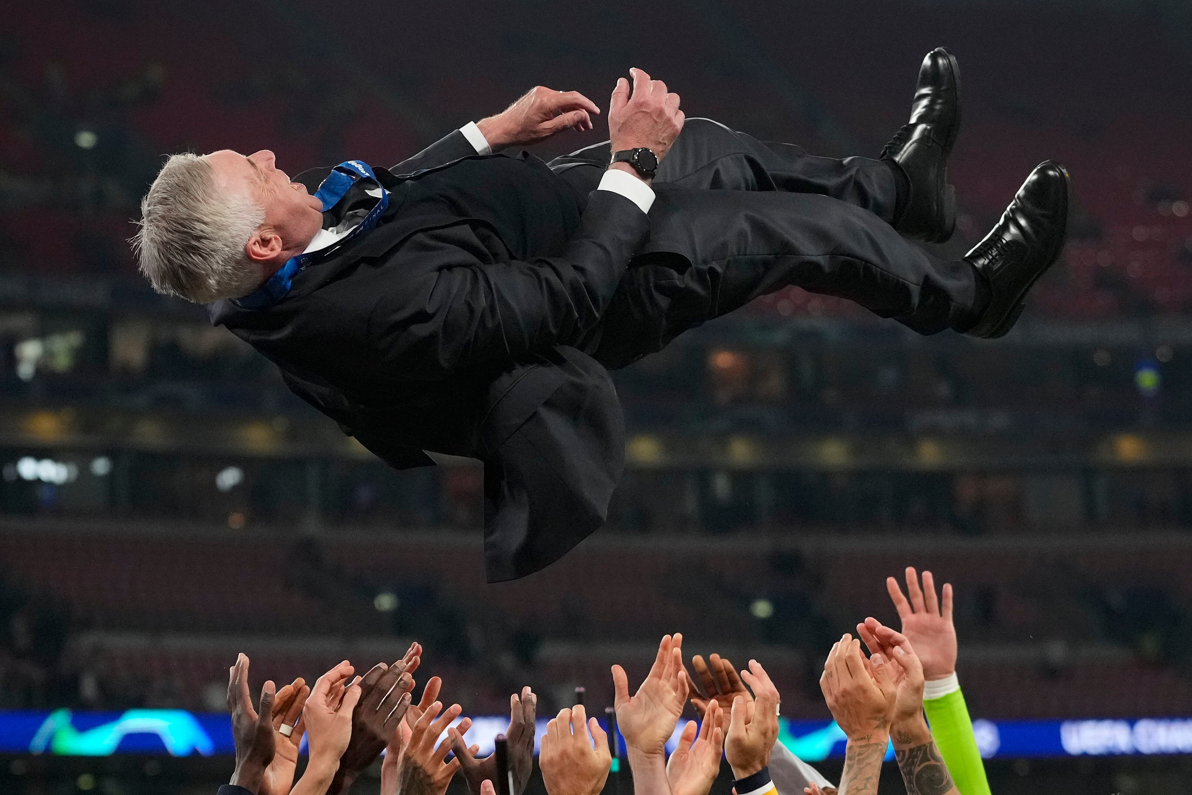 Los jugadores del Real Madrid lanzan por los aires al técnico Carlos Ancelotti tras la victoria ante Borussia Dortmund en la final de la Liga de Campeones, el sábado 1 de junio de 2024, en Londres. (AP Foto/Kirsty Wigglesworth)