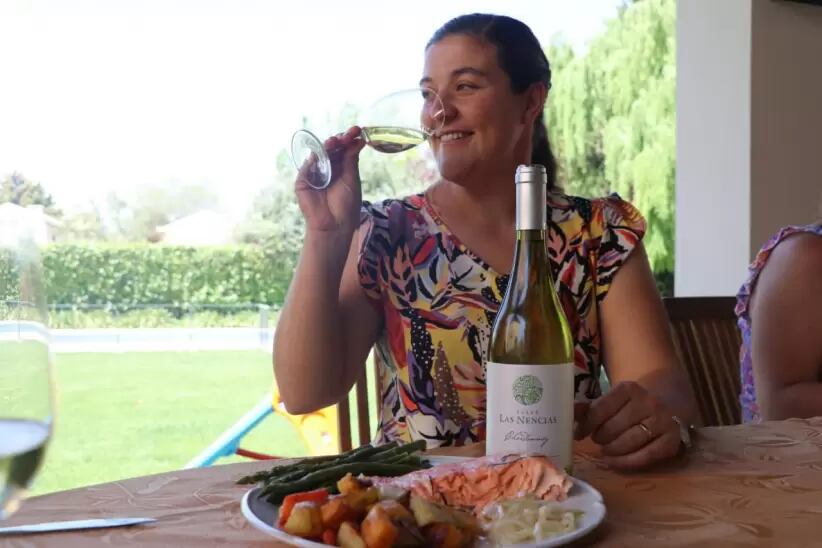 María y sus hermanas recorrían los viñedos a caballo y se dejaban sorprender, como parte de un juego, por la sombra de los sauces, a orillas de las acequias. Ellas son herederas de una larga tradición familiar de elaboración del vino.