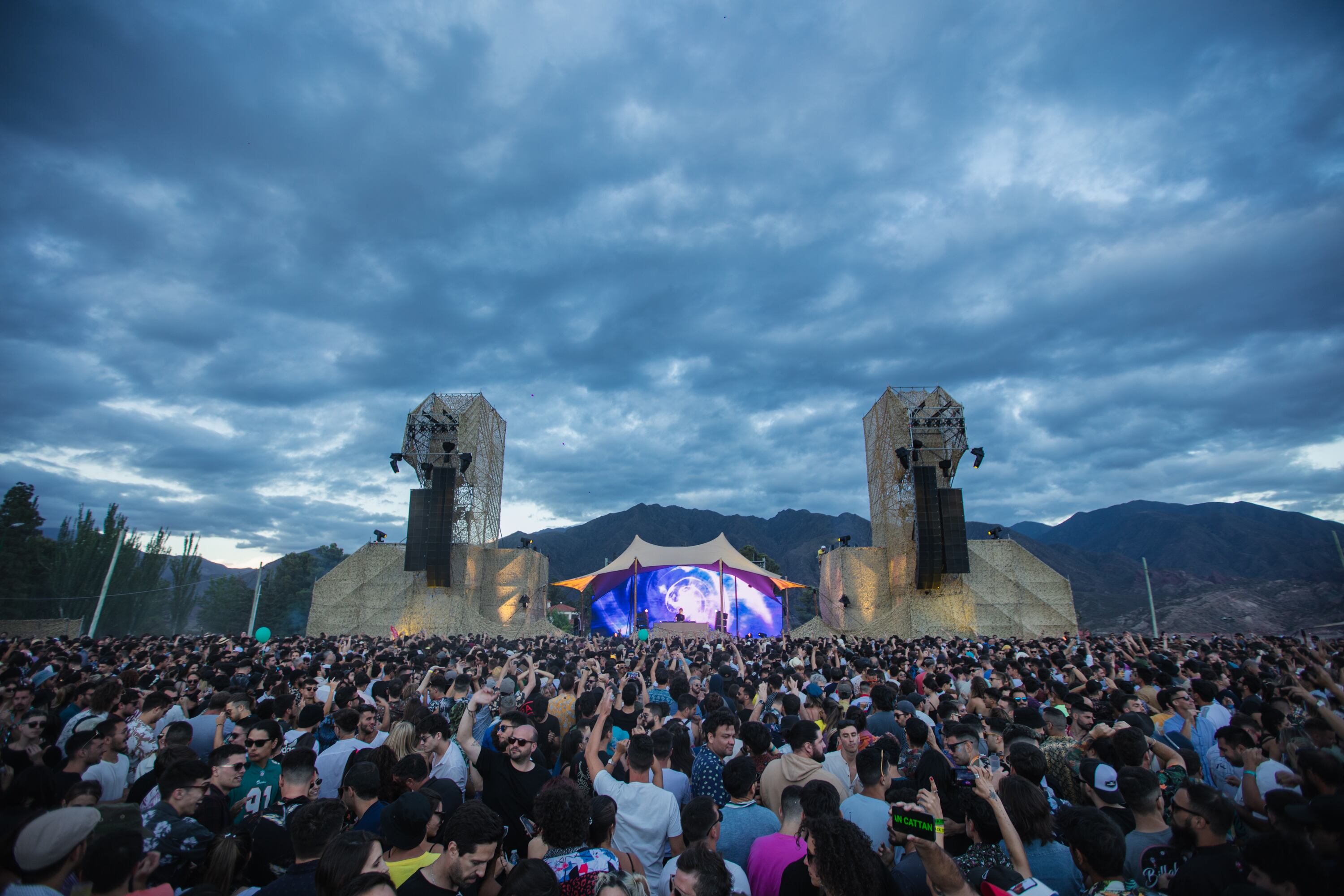 Multitudinaria fiesta. Más de 10 mil personas entre los dos días que Cattaneo se presentó en Mendoza