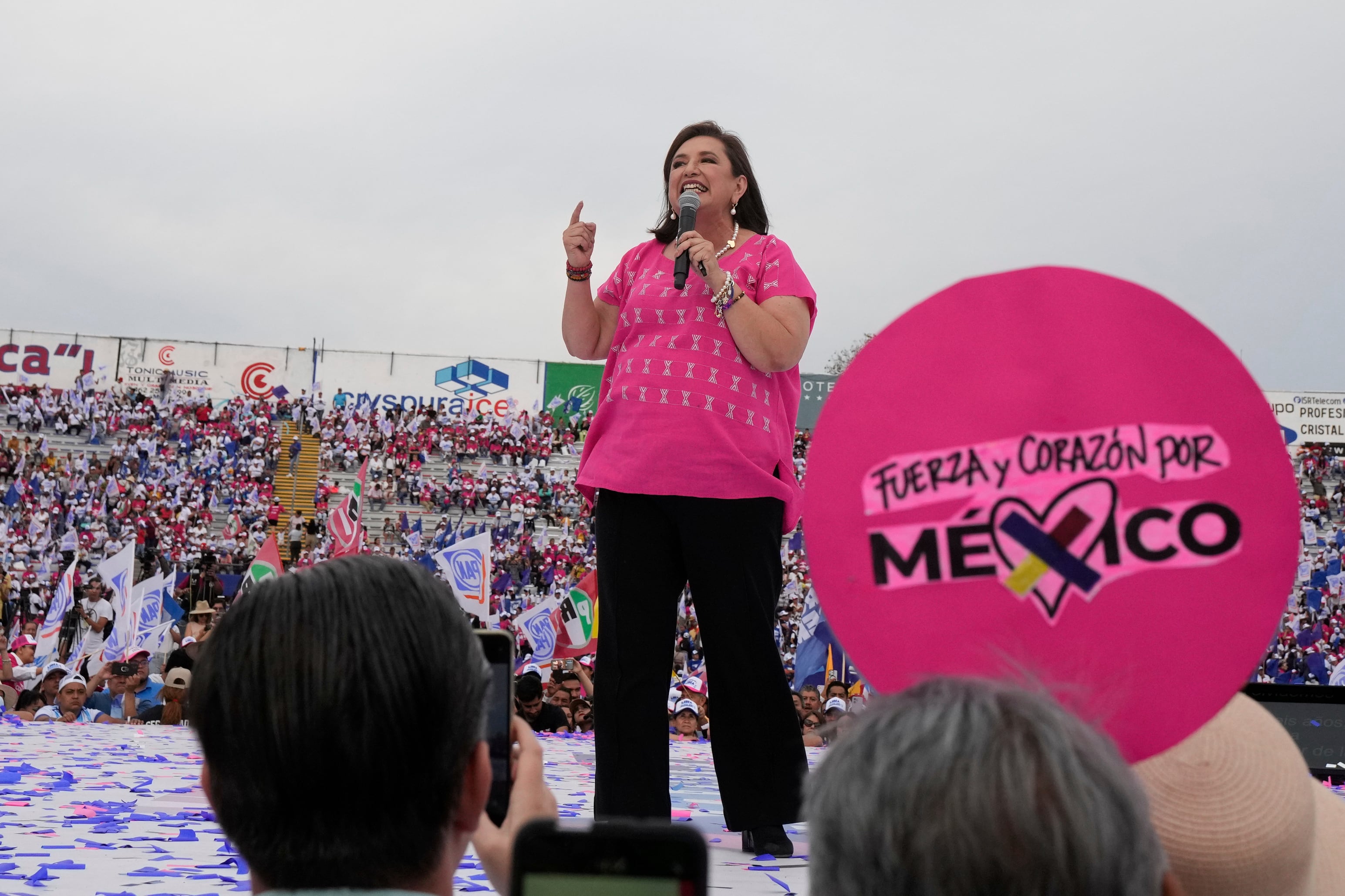 ARCHIVO - La candidata presidencial opositora Xóchitl Gálvez habla en el mitin para inaugurar su campaña, el 1 de marzo de 2024, en Irapuato, México. (AP Foto/Fernando Llano, archivo)