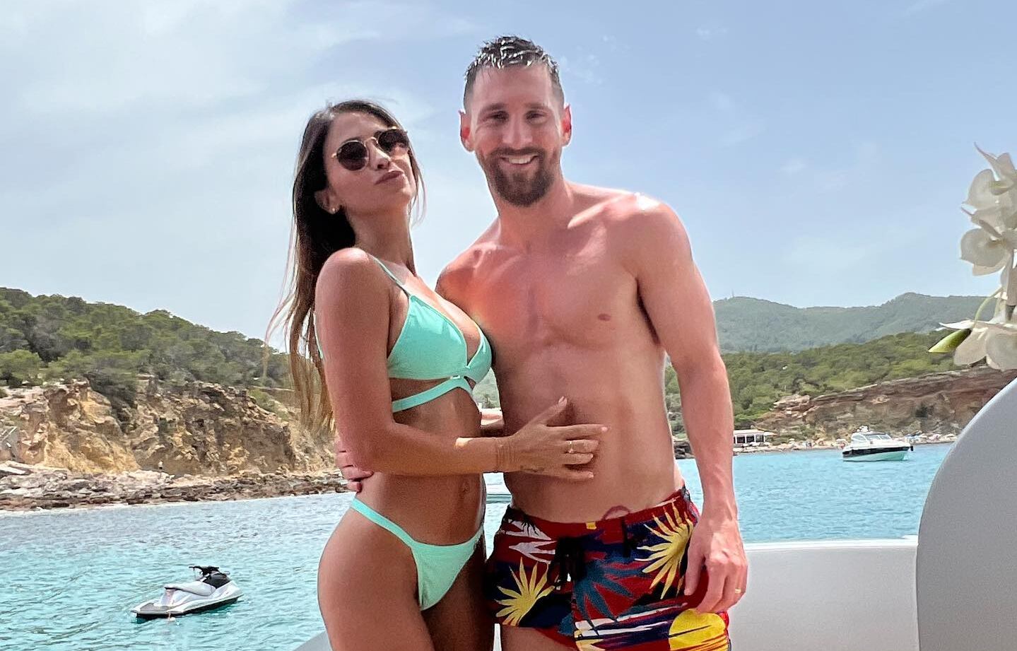 Cómo es el yate soñado en el que vacacionen Antonela Roccuzzo y Lionel Messi.