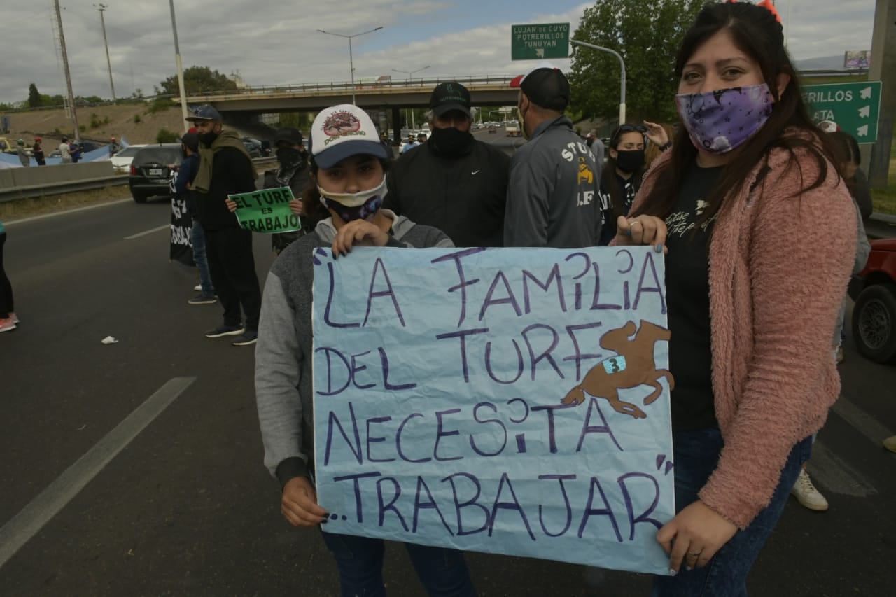 Manifestación y corte de tránsito por trabajadores de Turf.