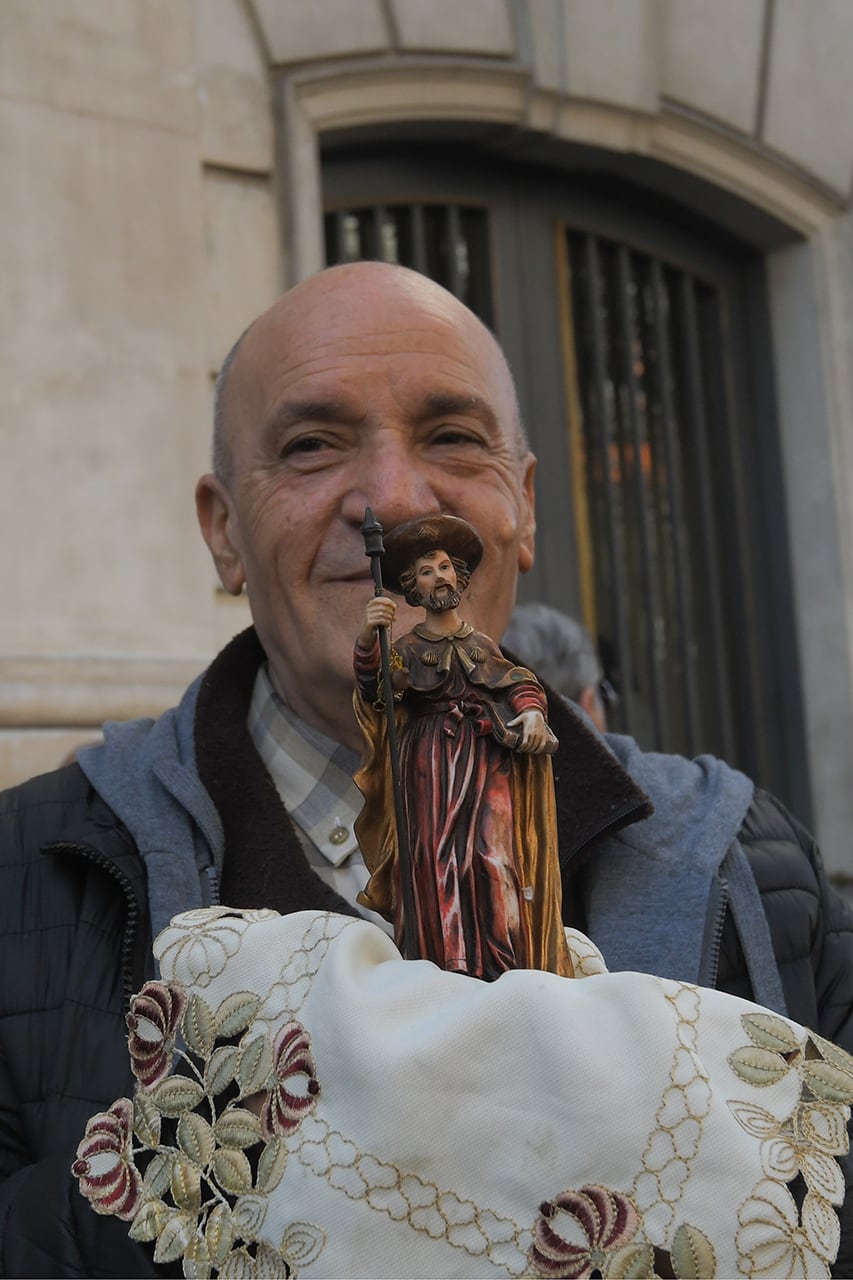 Con bailes folclóricos y y la venta de comidas típicas y paellas, se realizó la tradicional celebración por el Patrono Santiago Apóstol que finalizó con la procesión y la misa presidida por el arzobispo Marcelo Colombo. Foto: Marcelo Rolland / Los Andes