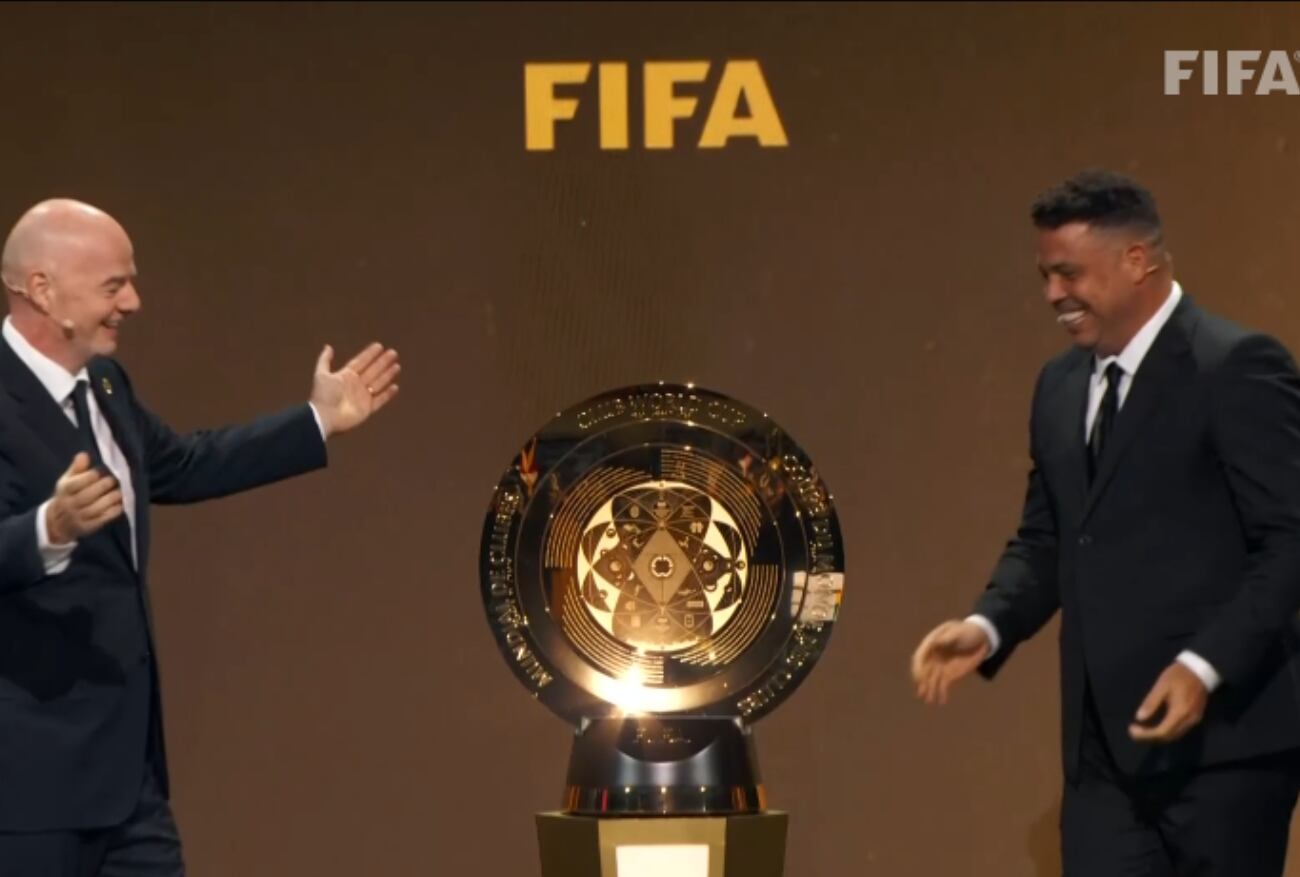 El presidente de la FIFA dio inicio al sorteo mostrando el trofeo que levantará el campeón del mundo. / Foto: FIFA