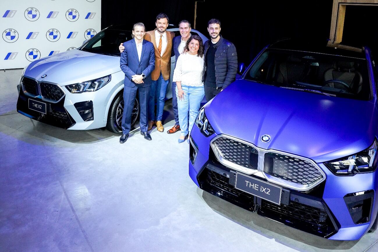 De izq a der.: Larregina, Otero, Barili, Dip y Leuco, junto a las BMW X2 e iX2