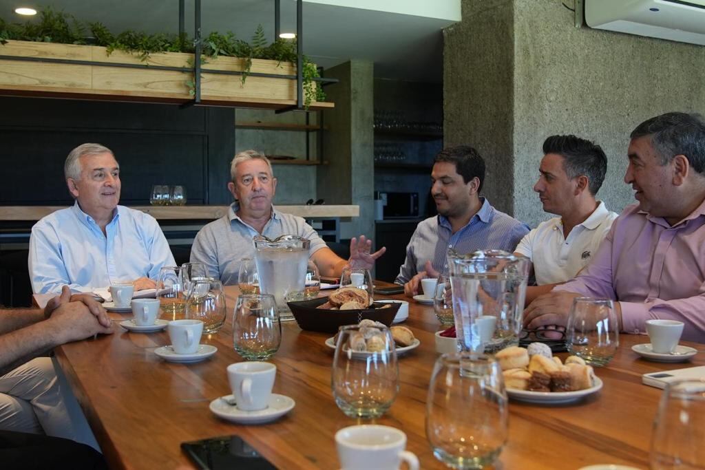 El presidente de la UCR Nacional, Gerado Morales junto a Julio Cobos. Estuvieron también el intendente de Malargüe, Juan Manuel Ojeda; Marcos Calvente de Obras Públicas de Guaymallén y Fabián Tello, secretario de la intendencia de Las Heras.