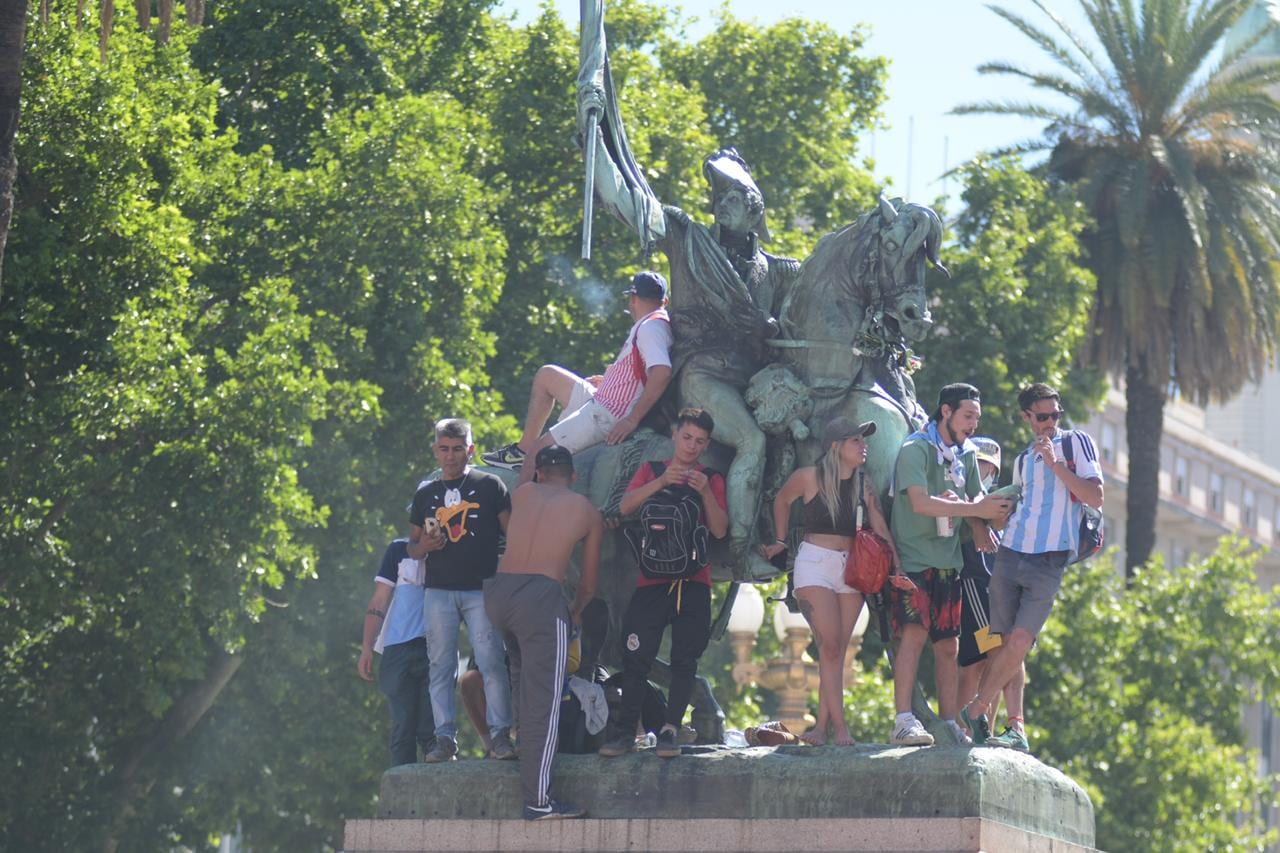 Incidentes en Plaza de Mayo durante el velorio de Diego Maradona.