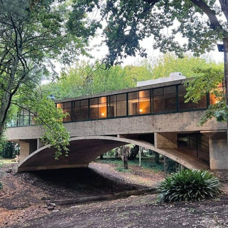 Casa del Puente de Amancio Williams y Delfina Gálvez, icónica construcción de la ciudad de Mar del Plata. 