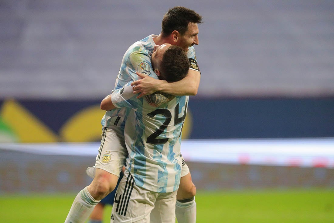 Messi festeja con el Papu Gómez el gol del triunfo de Argentina vs. Paraguay.