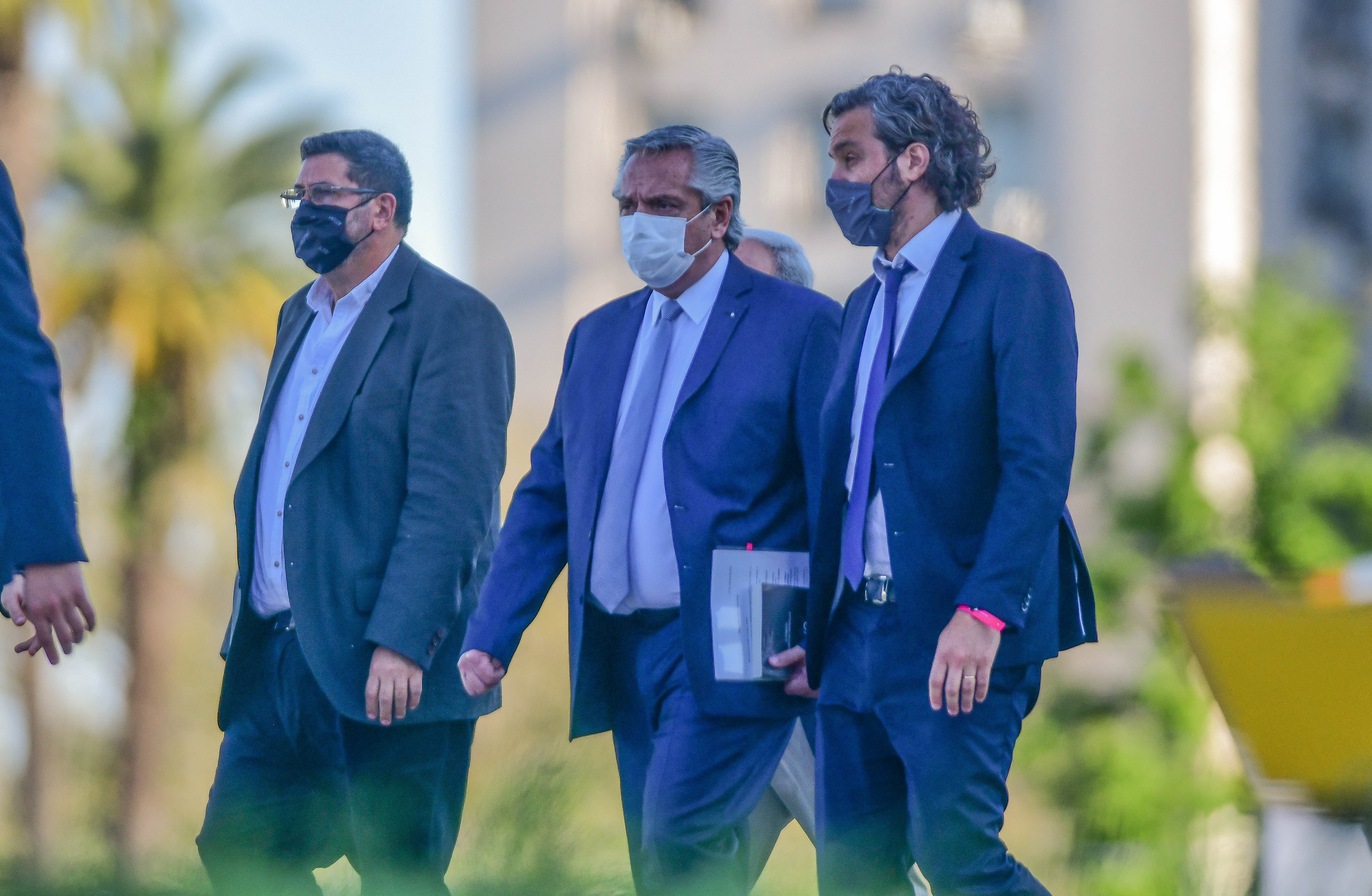 Alberto Fernández, Santiago Cafiero, Julio Vitobello y Juan Manuel Olmos  en Casa Rosada. Todos viajan a Europa. Foto Federico López Claro. 