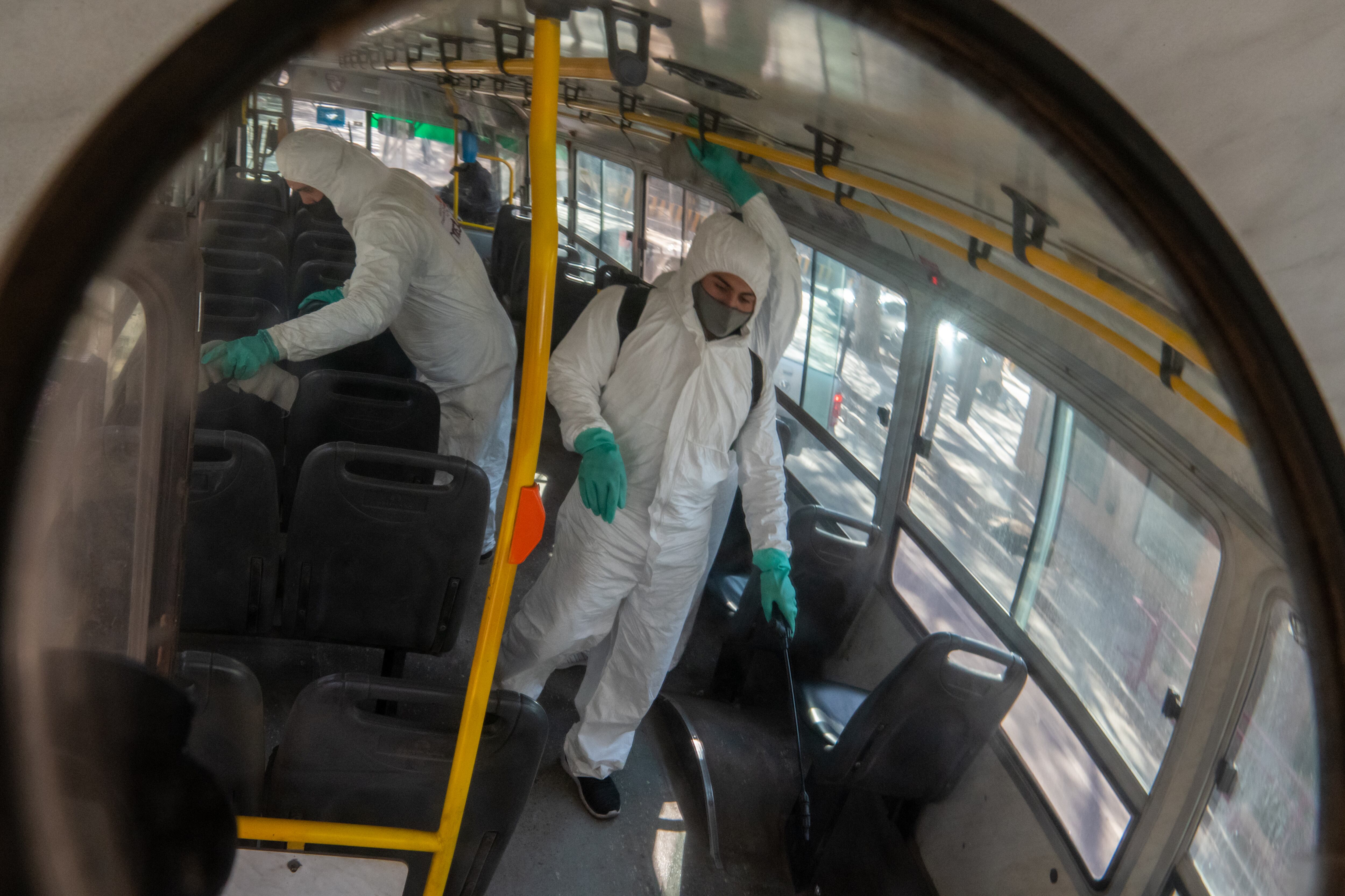 Julio. Desinfecciones del transporte público de pasajeros en el centro de Mendoza.