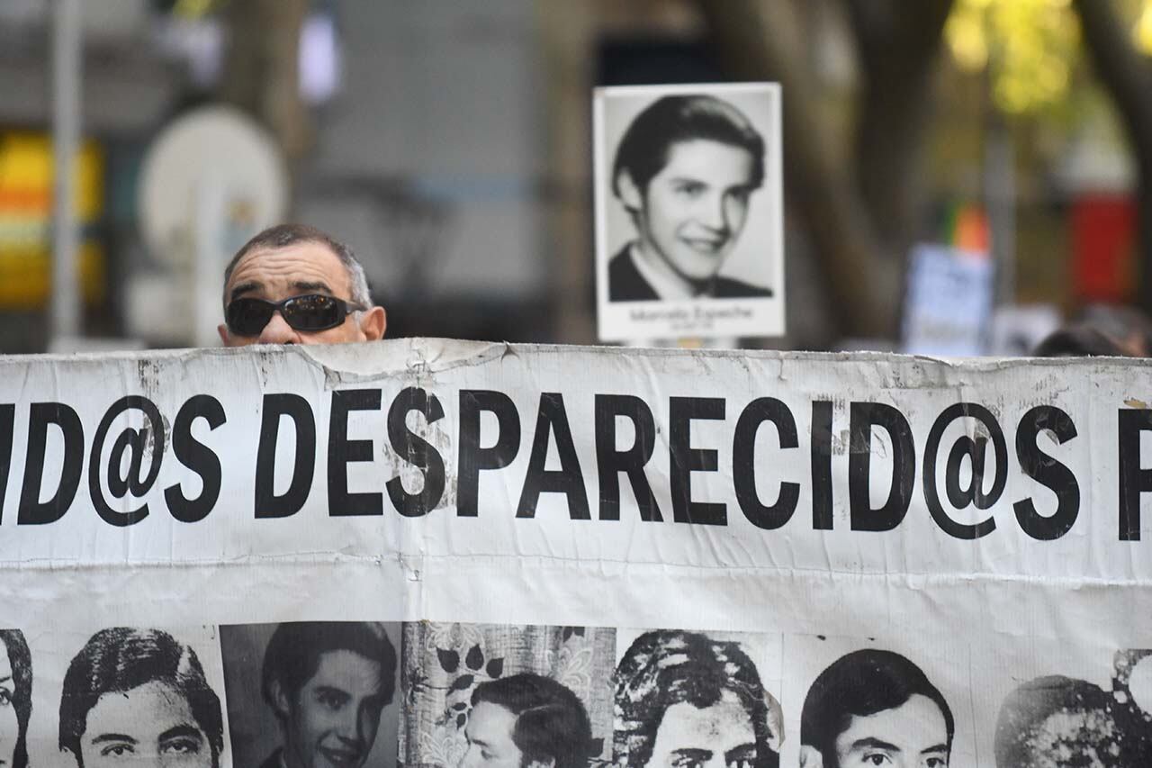 El kilómetro 0 de la Ciudad de Mendoza fué el punto de partida de la  marcha por la Memoria, Verdad y Justicia a 47 años del golpe militar en Argentina
 Foto:José Gutierrez / Los Andes 