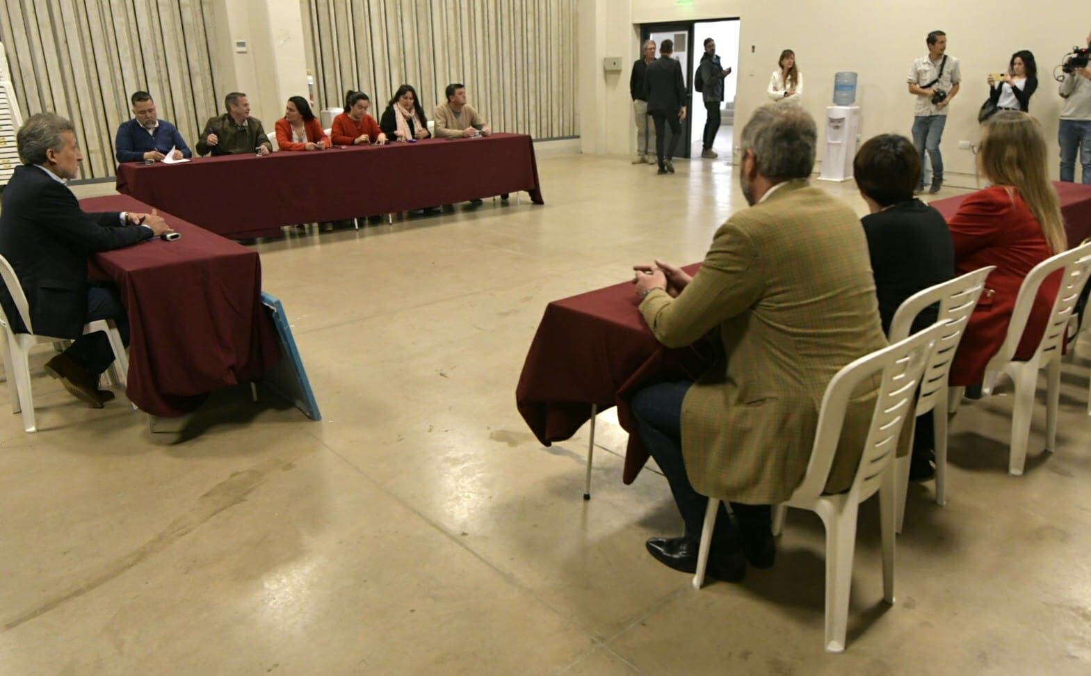 Reunión paritaria entre Gobierno y el SUTE en el Arena Aconcagua. Foto: Orlando Pelichotti / Los Andes