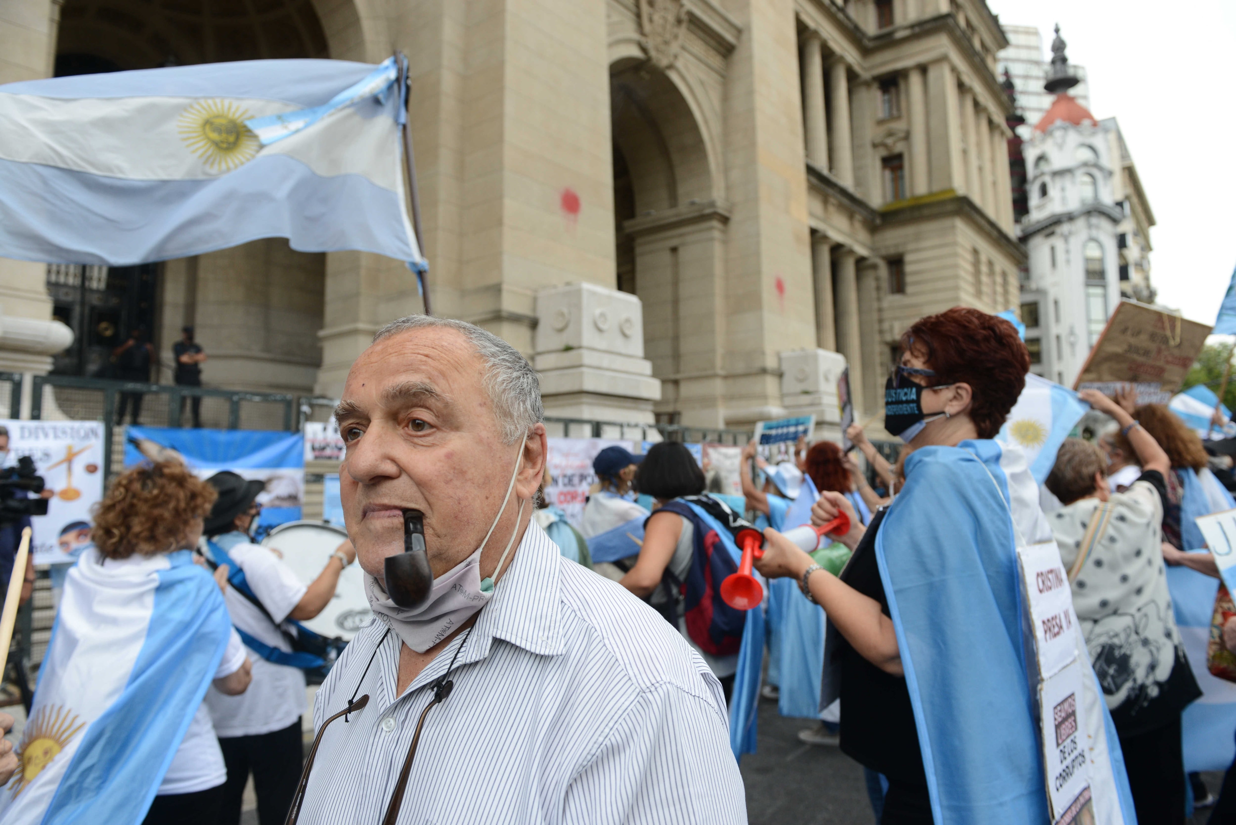 Marcha a favor de la Corte Suprema y po una justicia independiente frente al palacio de Justicia.
Fotos Clarin