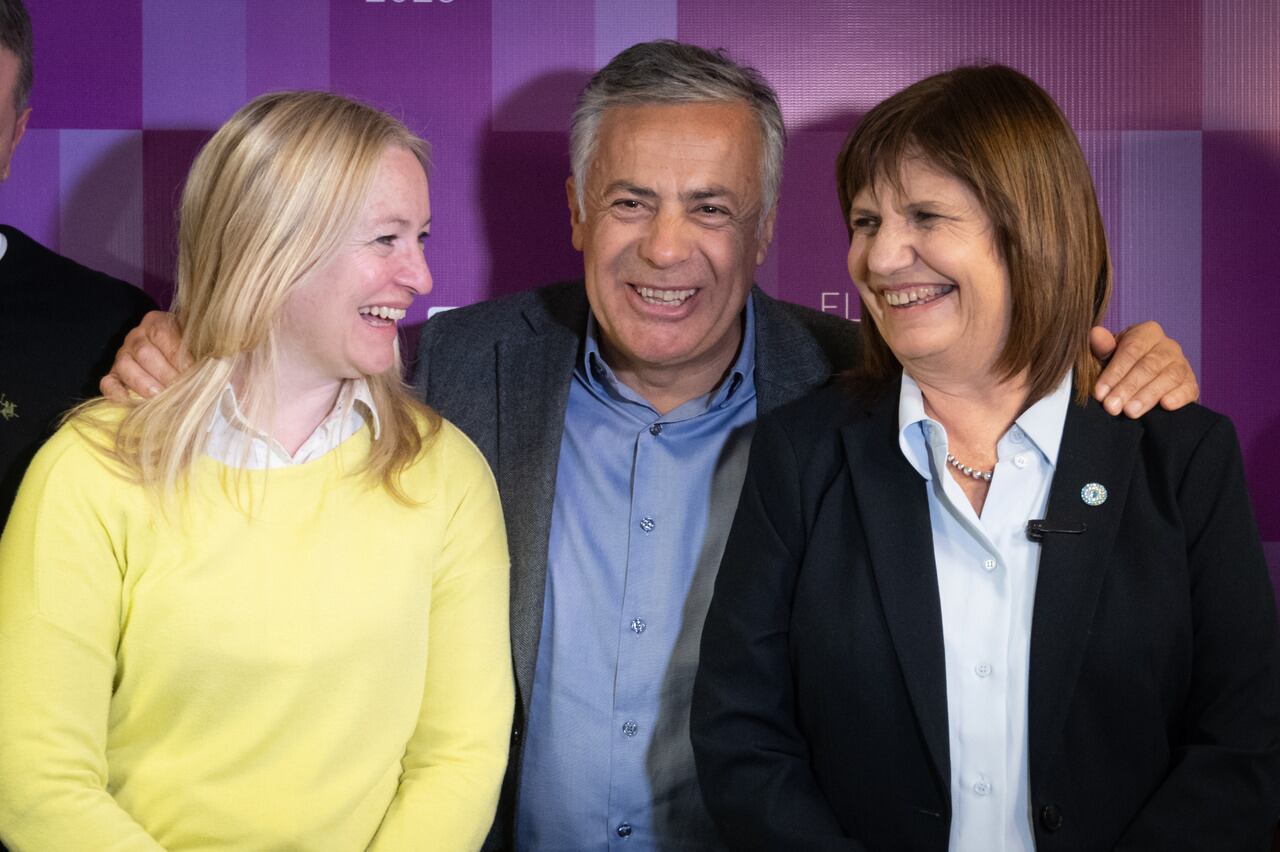 La titular del Pro nacional y precandidata a presidente Patricia Bullrich, llegó a la provincia para apoyar a los candidatos de Cambia Mendoza, Alfredo Cornejo y Hebe Casado, de cara a las primarias del próximo domingo.

Foto: Ignacio Blanco / Los Andes