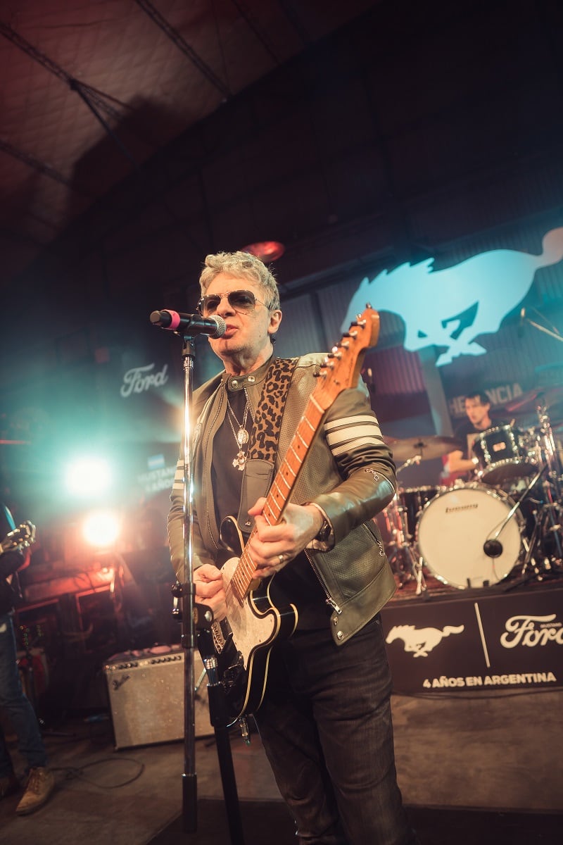 Juanse tocando Mustang Roll, el tema que le dedicó al Mustang.