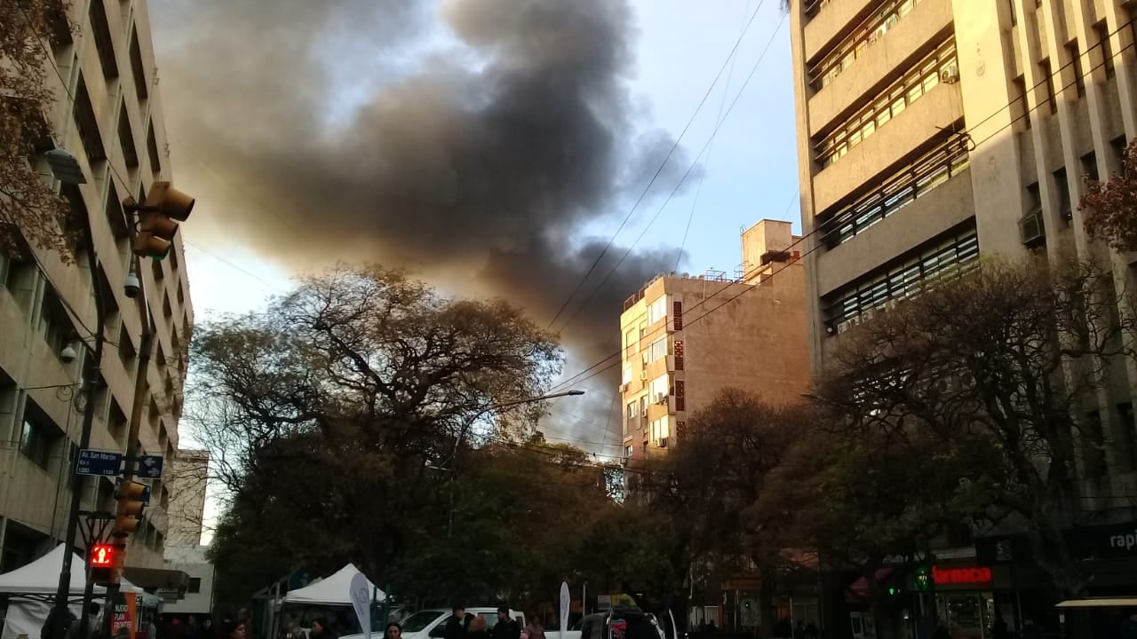 Así se ve el incendio desde calle San Martín y Peatonal.