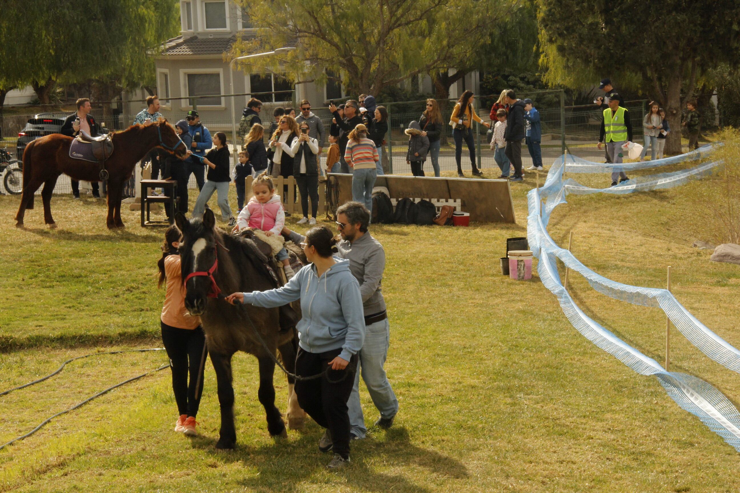 El paseo a caballo, otro sector atractivo para los más chicos. 