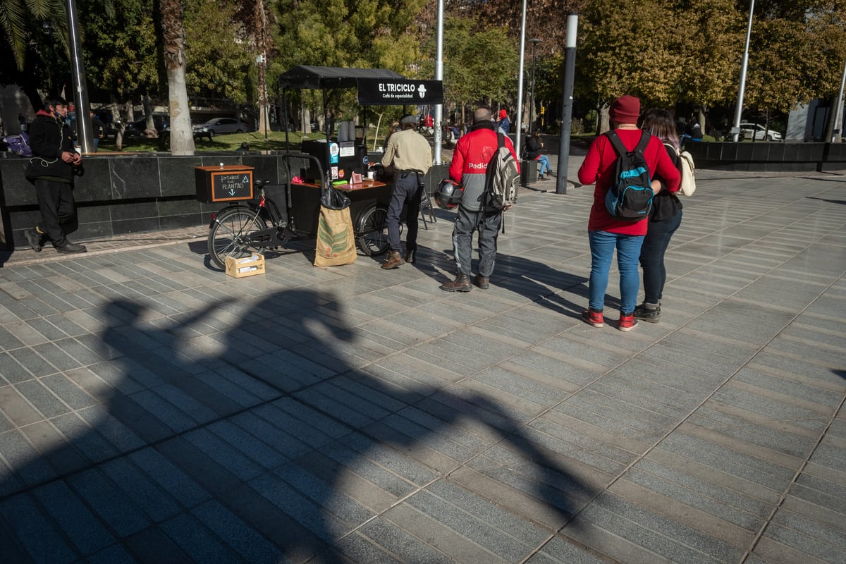 A Lautaro la pandemia lo impulsó a reinventarse y a ofrecer un café diferente en la plaza San Martín. Foto: Ignacio Blanco / Los Andes 