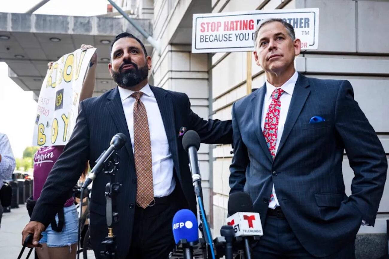 Nayib Hassan (C-i) y Sabino Jauregui (C), abogados del exlíder de Proud Boys Enrique Tarrio, hablan con los medios de comunicación afuera del tribunal federal. Foto: EFE/EPA/JIM LO SCALZO