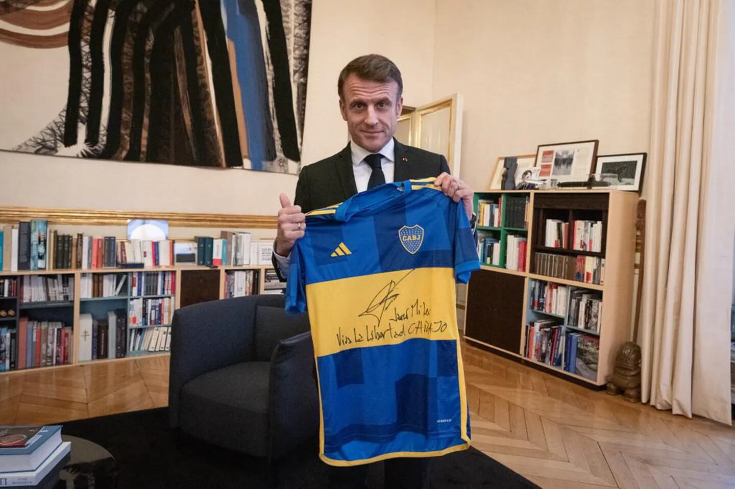 Macron con la camiseta de Boca autografiada por Javier Milei. Gentileza: X @JMilei.