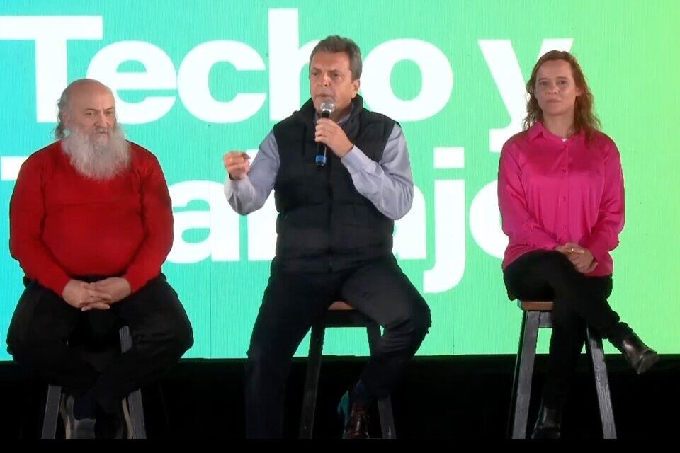 Sergio Massa junto a dirigentes de Movimiento Evita, Somos Barrios de Pie y la Corriente Clasista y Combativa (CCC) en el acto organizado en el microestadio de Ferro Carril Oeste. Foto: Gentileza